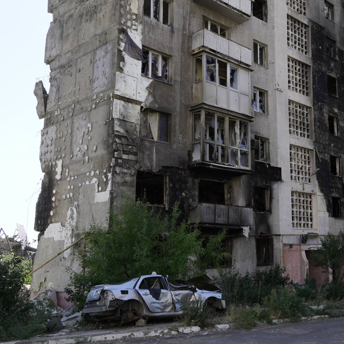 Se piensa que habría fosas comunes en cada edificio destruido: alcalde de Mariúpol