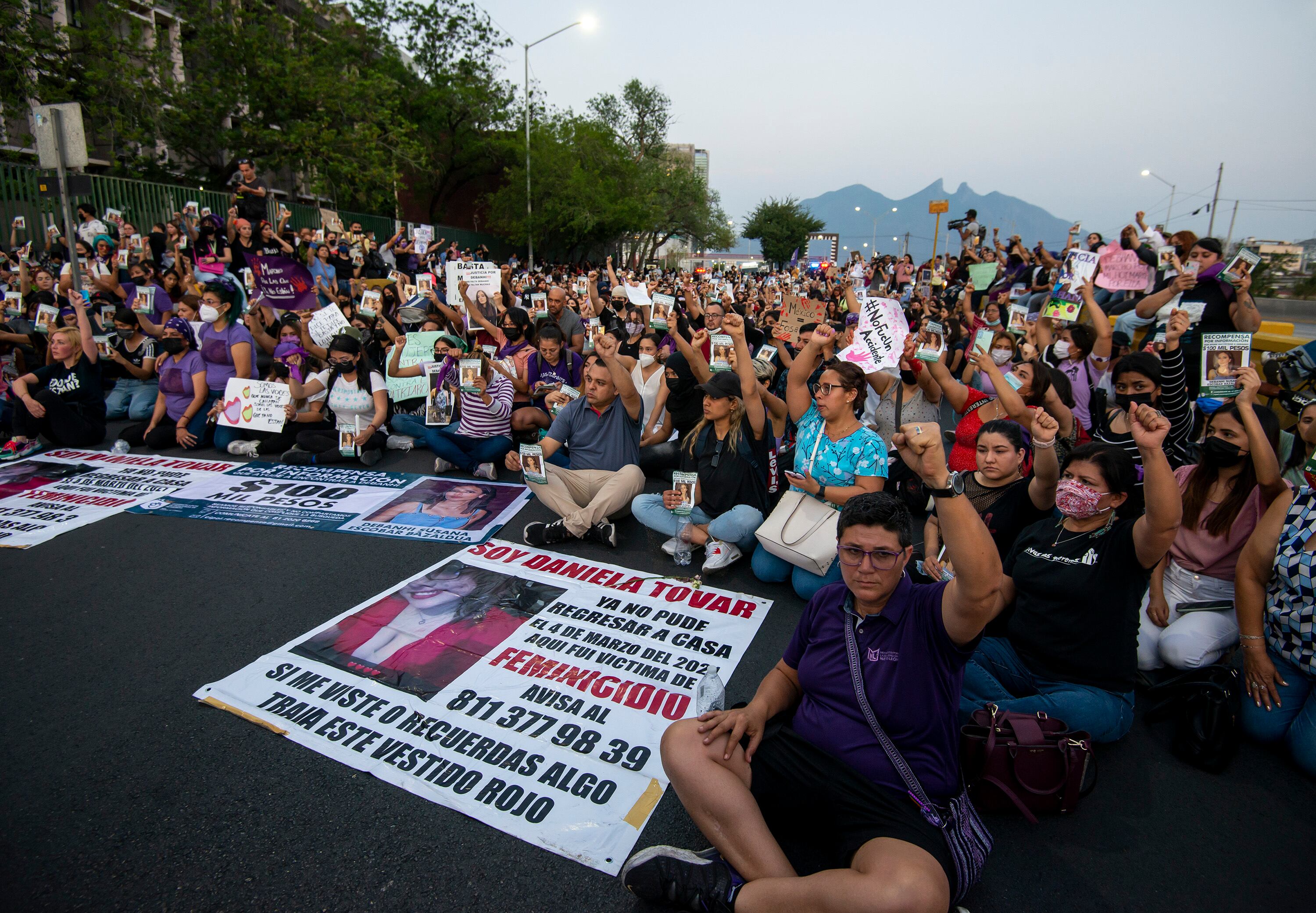 MEX1659. MONTERREY (MÉXICO), 24/04/2022.- Decenas de mujeres marchan durante una protesta el 22 de abril de 2022, en Monterrey (México). La ola de desapariciones y feminicidios en el norteño estado mexicano de Nuevo León, que suma más de 20 mujeres desaparecidas en el año y casos como el de Debanhi Escobar, joven hallada muerta en un motel, conmocionan a México, donde matan a más de 10 mujeres al día e imperan redes de trata. EFE/ Miguel Sierra