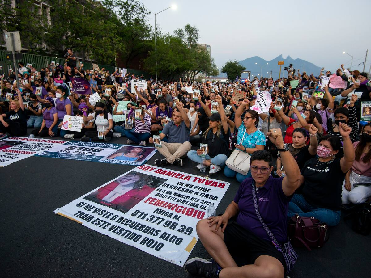 Mexicanas protestan por el feminicidio de Debanhi y mujeres desaparecidas