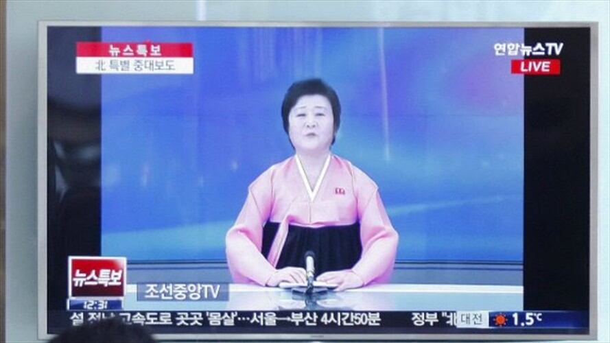 Ri Chun-hee se viste generalmente de rosa para presentar las noticias en Corea del Norte.Foto: EPA