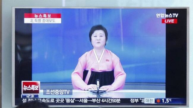 Ri Chun-hee se viste generalmente de rosa para presentar las noticias en Corea del Norte.Foto: EPA