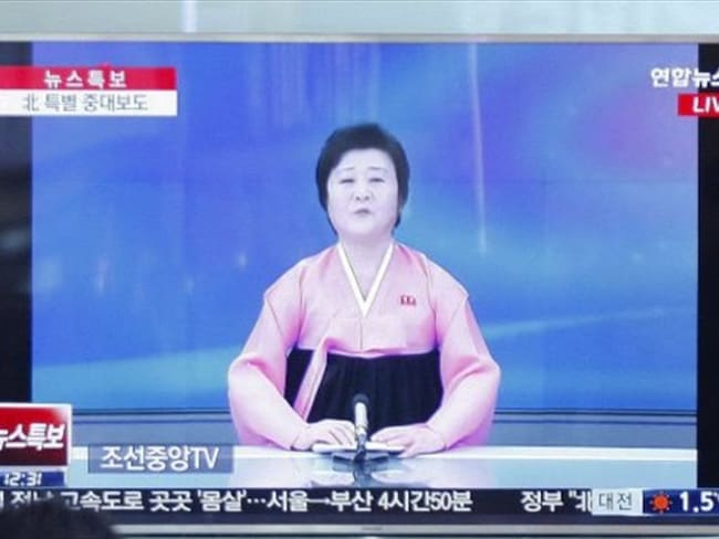 Ri Chun-hee se viste generalmente de rosa para presentar las noticias en Corea del Norte.Foto: EPA