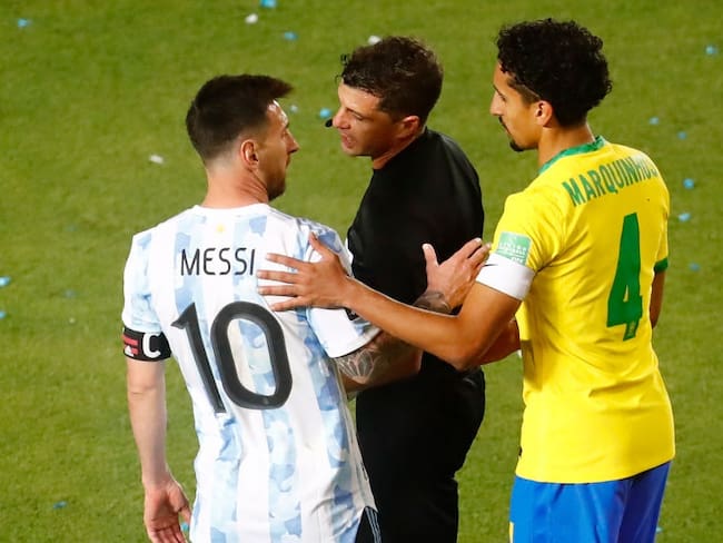 Lionel Messi de Argentina y Marquinhos de Brasil en eliminatorias al mundial de Qatar 2022. (Photo by Marcos Brindicci/Getty Images)