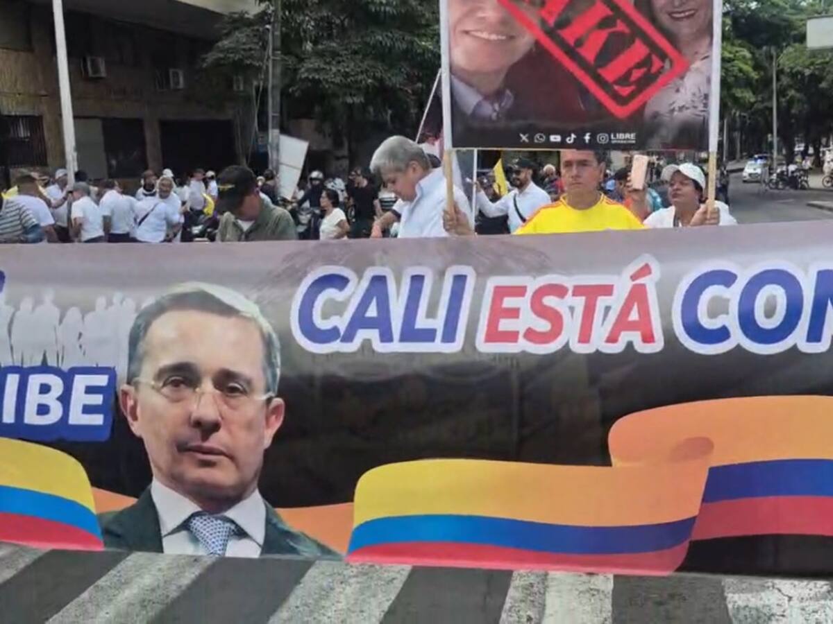 Miles de personas marcharon en Cali en respaldo al expresidente Uribe