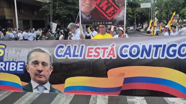 Miles de personas marcharon en Cali en respaldo al expresidente Uribe. Foto: suministrada.