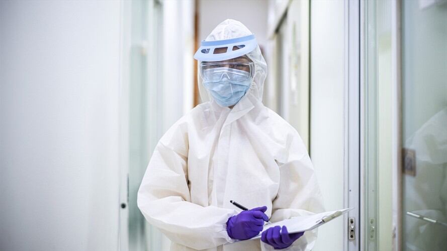 La Asociación Colombiana de Sociedades Científicas denuncia los incumplimientos a los acuerdos realizados por el Gobierno, entre ellos la entrega de equipos de bioseguridad. Foto: Getty Images