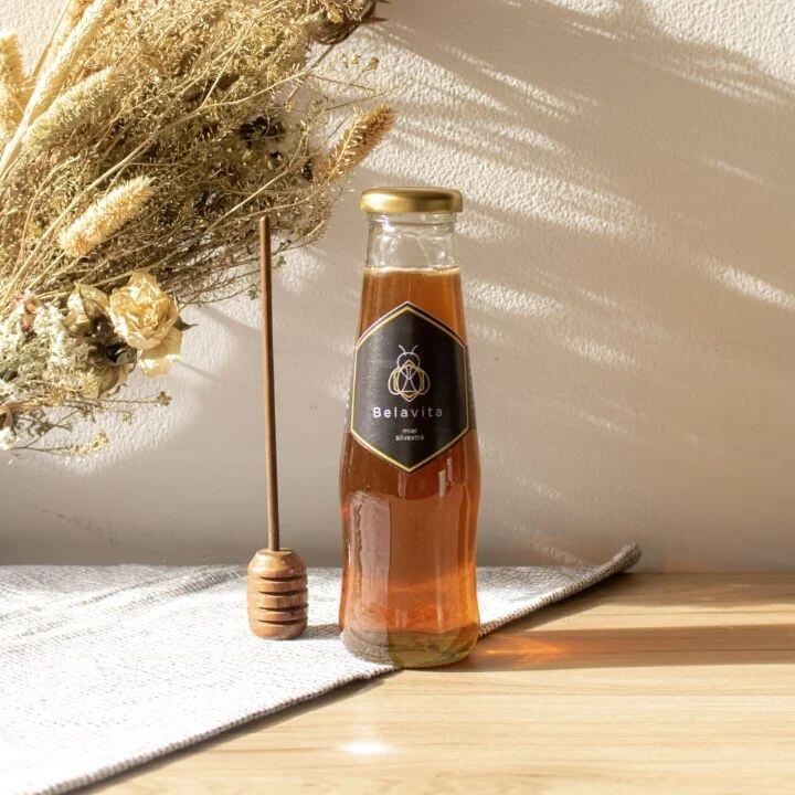 La comercialización de la miel comenzó después de 2020. Al principio el taller se realizaba para desarrollar en los asistentes habilidades laborales, luego la ACPEF vio en el producto una herramienta para poner el tema de las discapacidades psicosociales sobre la mesa. | Foto: tomada de @belavita.mielsilvestre