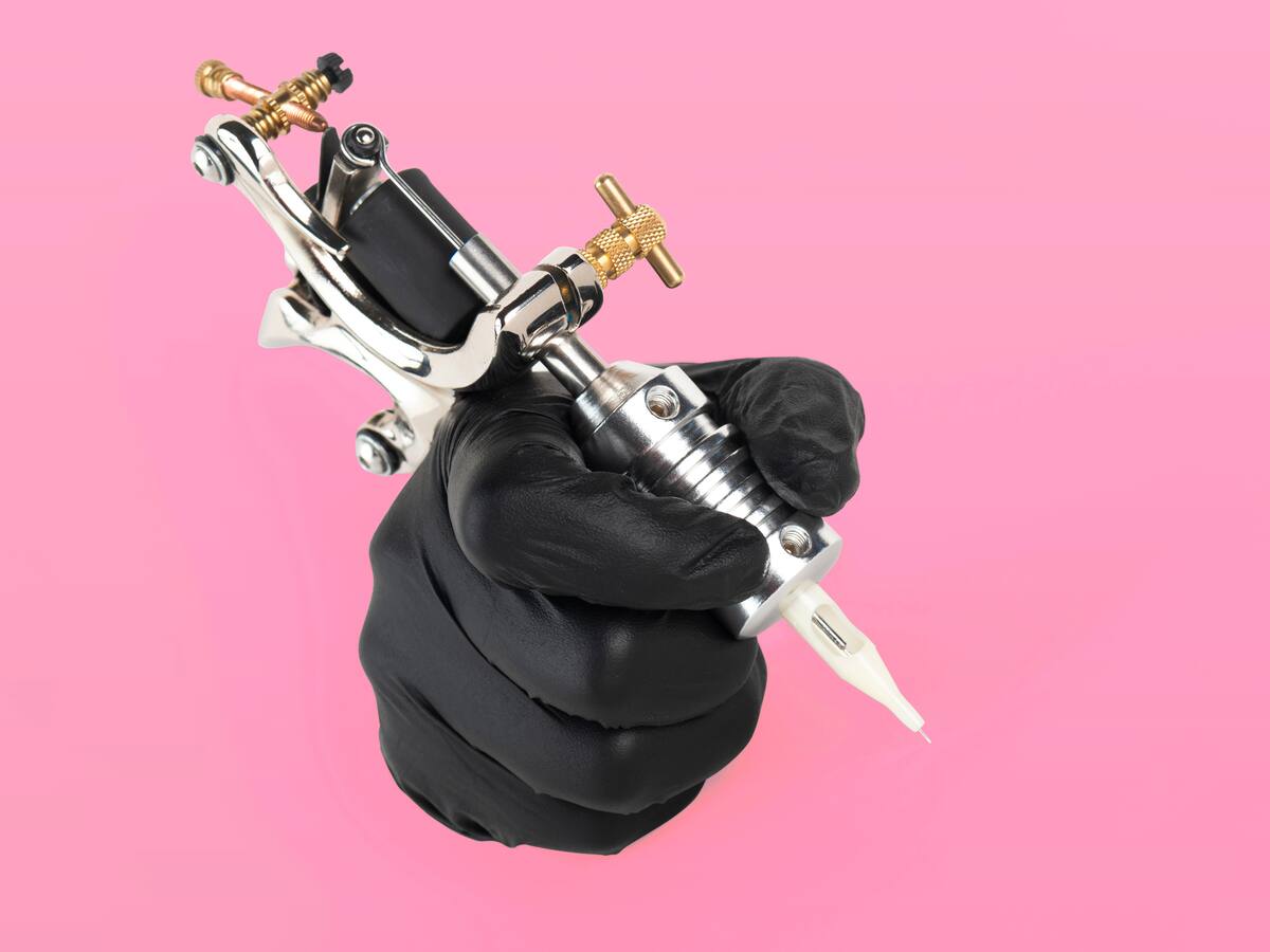 Así es la historia de maquilladora que cambia vidas a través del tatuaje paramédico