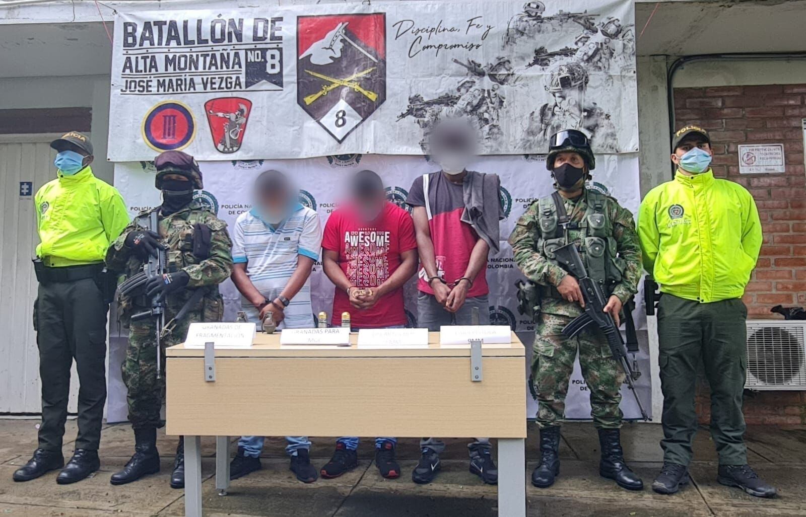 Junto a alias ‘Yony’ también fueron capturados alias ‘Kevin’ y alias ‘El Perro’. Crédito: Ejército Nacional.