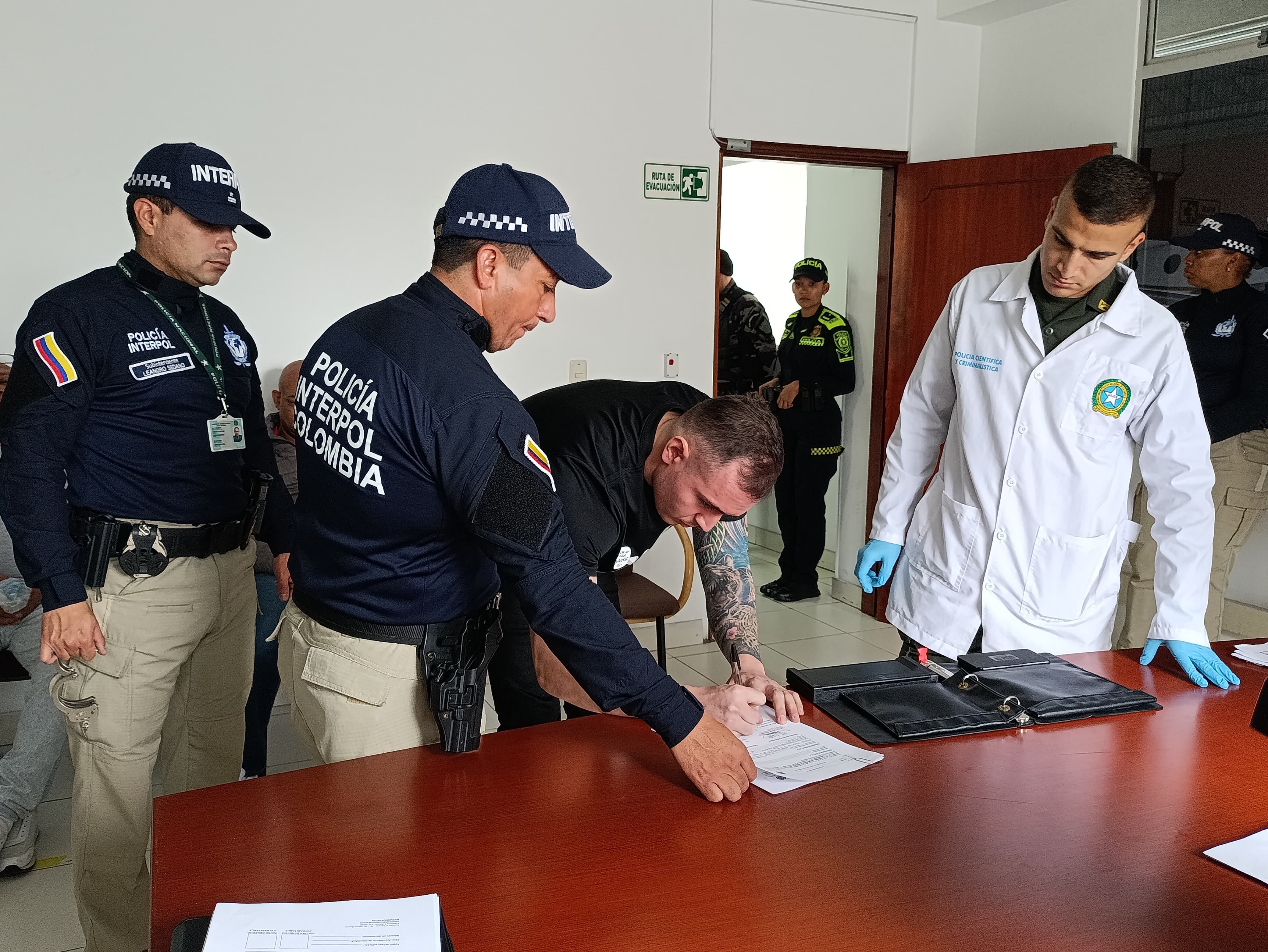 Ocho presuntos integrantes de una red de narcotráfico fueron extraditados a Estados Unidos. Foto: Policía Nacional de Colombia