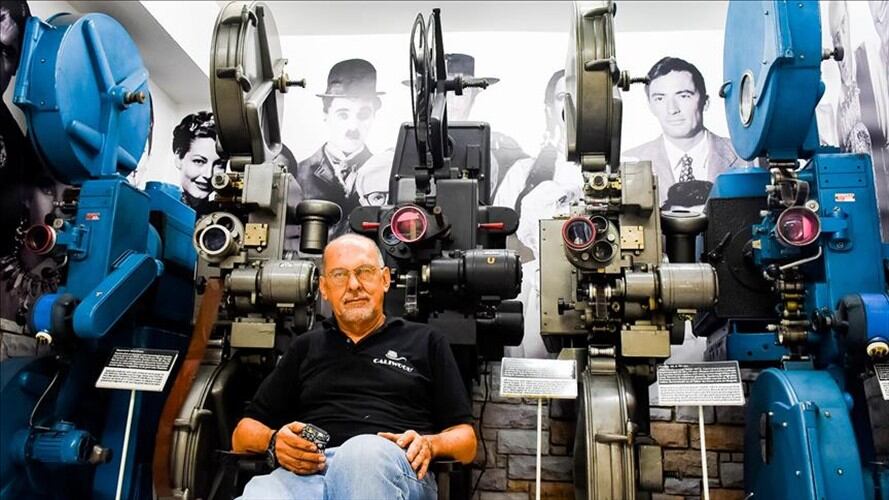 El fundador y dueño del museo Caliwood, Hugo Suárez Fiat, posa frente a parte de sus proyectores, en Cali, Colombia, el 11 de noviembre de 2018. Foto: Agencia Anadolu