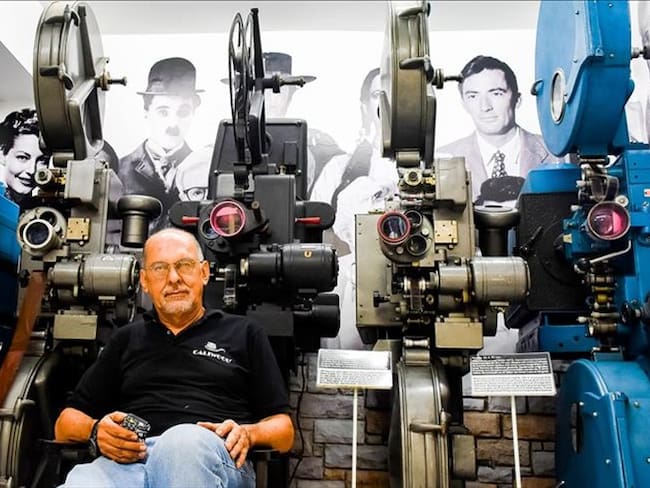 El fundador y dueño del museo Caliwood, Hugo Suárez Fiat, posa frente a parte de sus proyectores, en Cali, Colombia, el 11 de noviembre de 2018. Foto: Agencia Anadolu