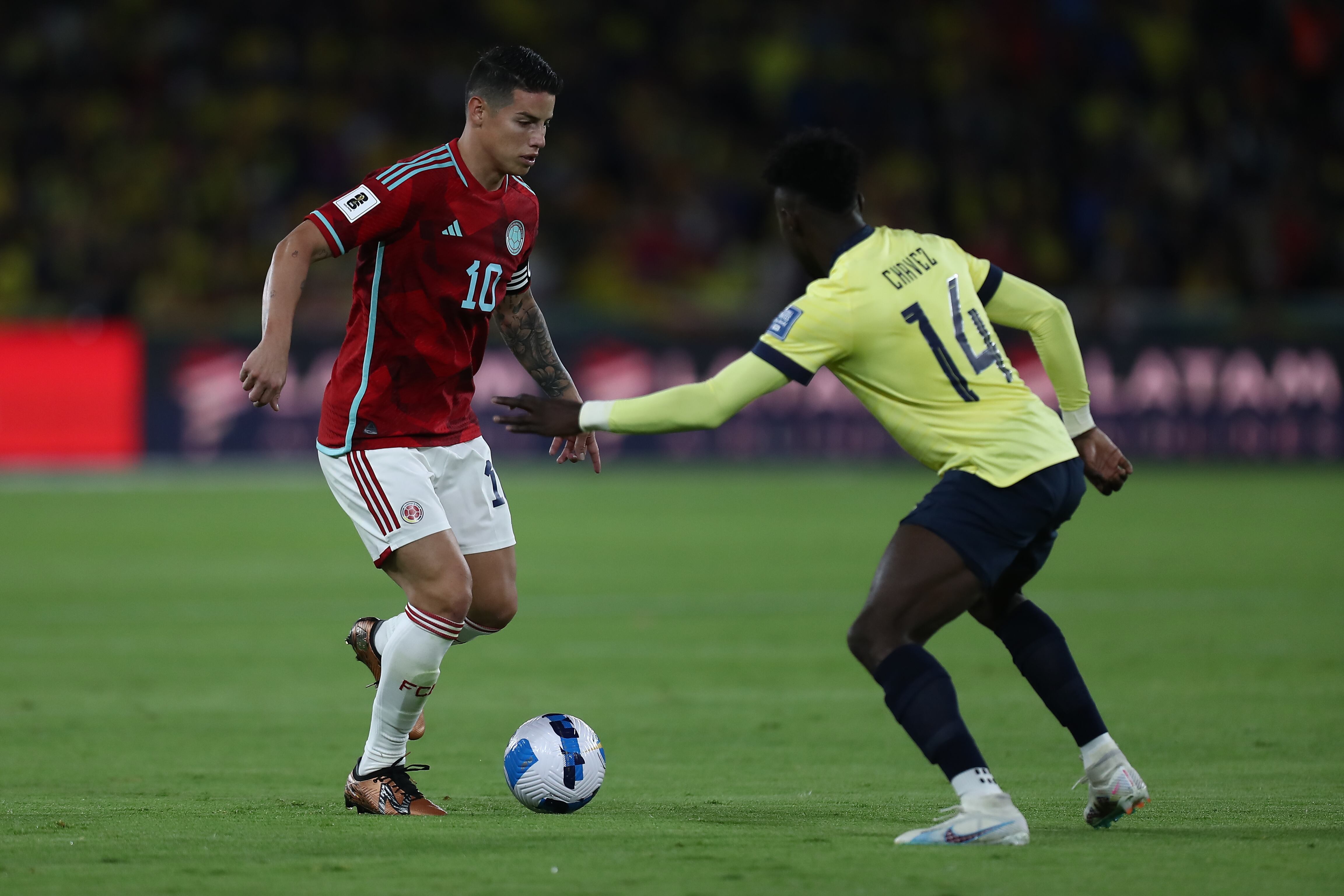 Jhoanner Chávez (d) de Ecuador disputa el balón con James Rodríguez de Colombia hoy, en un partido de las Eliminatorias Sudamericanas para la Copa Mundial de Fútbol 2026 entre Ecuador y Colombia en el estadio Rodrigo Paz Delgado en Quito (Ecuador). EFE/ José Jácome