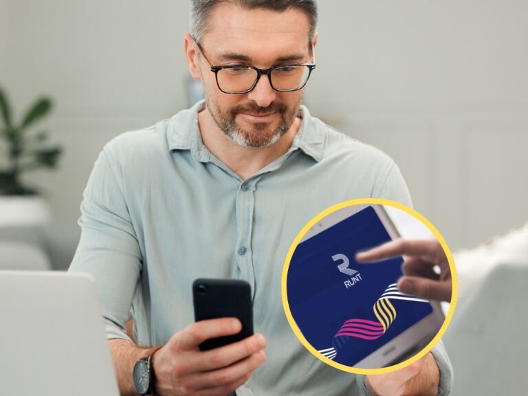 Persona actualizando datos del Runt desde el celular // fotos de referencia: Getty Images