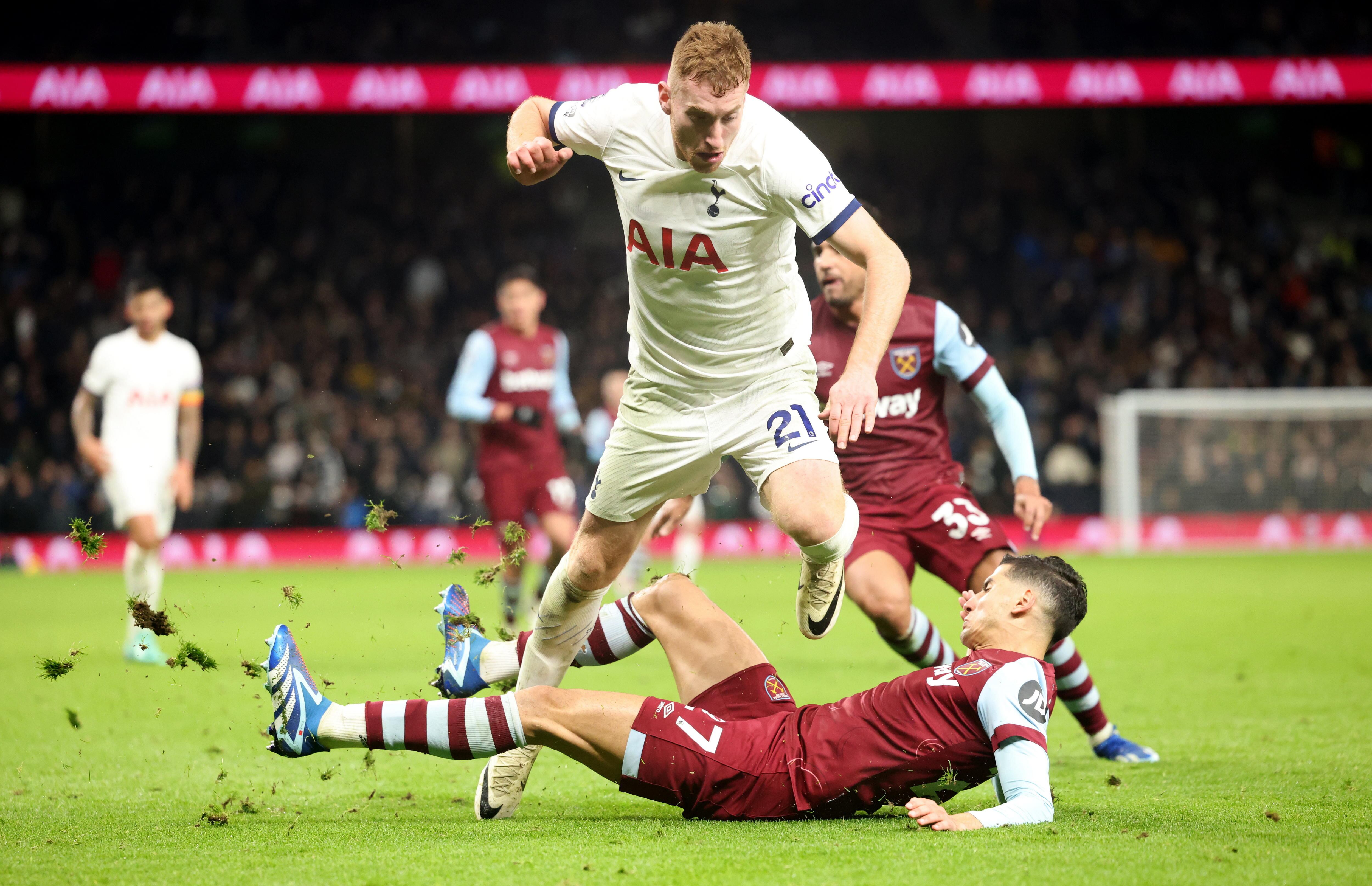 London (United Kingdom), 07/12/2023.- Dejan Kulusevski (top) of Tottenham in action against Nayef Aguerd of West Ham during the English Premier League match between Tottenham Hotspur and West Ham United in London, Britain, 07 December 2023. (Reino Unido, Londres) EFE/EPA/NEIL HALL EDITORIAL USE ONLY. No use with unauthorized audio, video, data, fixture lists, club/league logos, 'live' services or NFTs. Online in-match use limited to 120 images, no video emulation. No use in betting, games or single club/league/player publications.