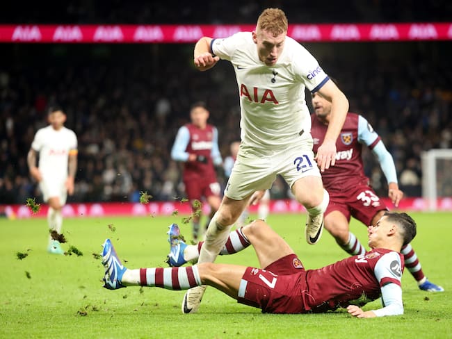 London (United Kingdom), 07/12/2023.- Dejan Kulusevski (top) of Tottenham in action against Nayef Aguerd of West Ham during the English Premier League match between Tottenham Hotspur and West Ham United in London, Britain, 07 December 2023. (Reino Unido, Londres) EFE/EPA/NEIL HALL EDITORIAL USE ONLY. No use with unauthorized audio, video, data, fixture lists, club/league logos, &#039;live&#039; services or NFTs. Online in-match use limited to 120 images, no video emulation. No use in betting, games or single club/league/player publications.
