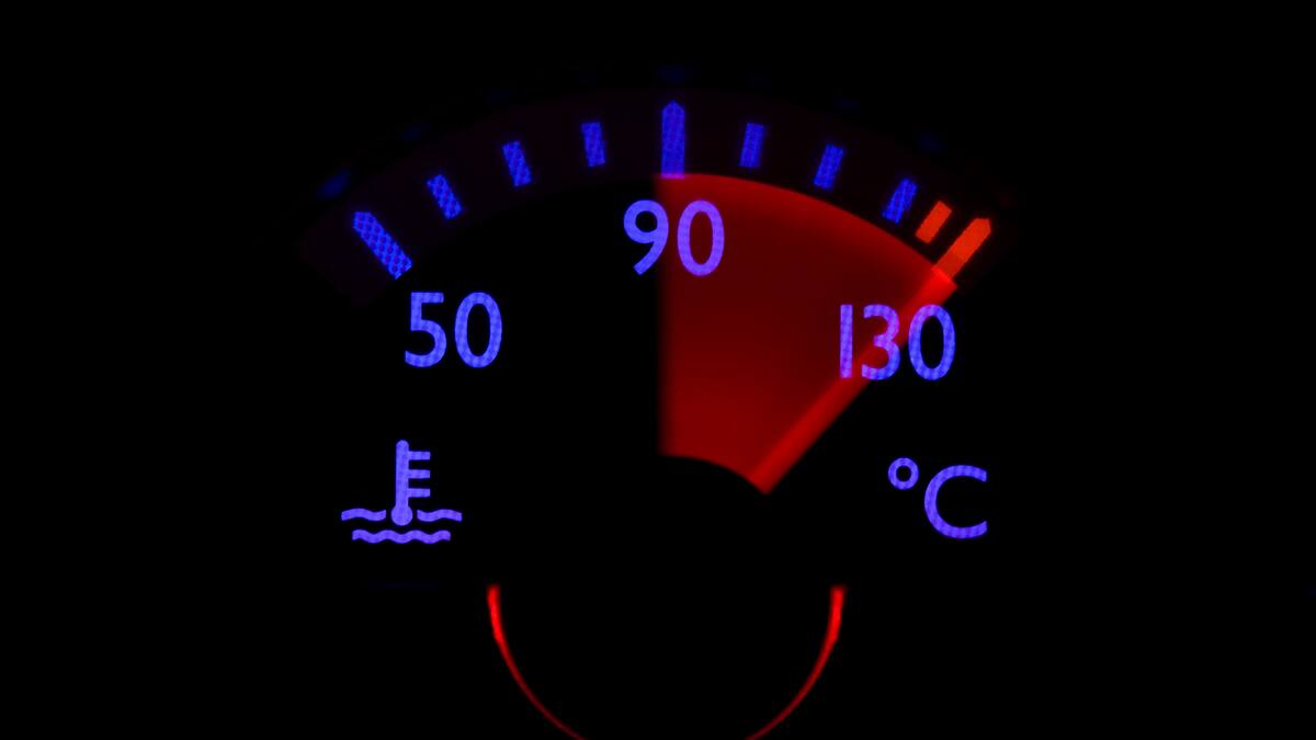 ¿Cómo prevenir el sobrecalentamiento del motor durante viaje por carretera en climas cálidos?