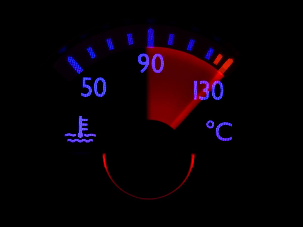 ¿Cómo prevenir el sobrecalentamiento del motor durante viaje por carretera en climas cálidos?