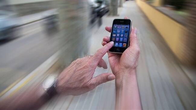 Cada vez más personas acceden a internet desde su celular.. Foto: BBC Mundo