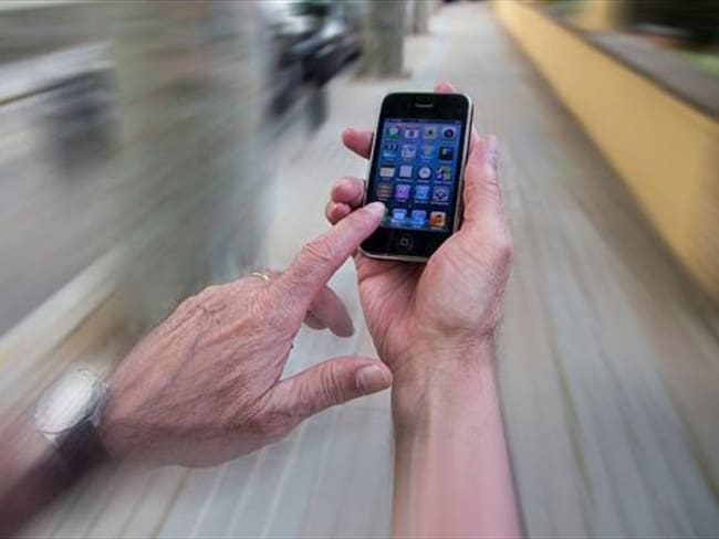 Cada vez más personas acceden a internet desde su celular.. Foto: BBC Mundo