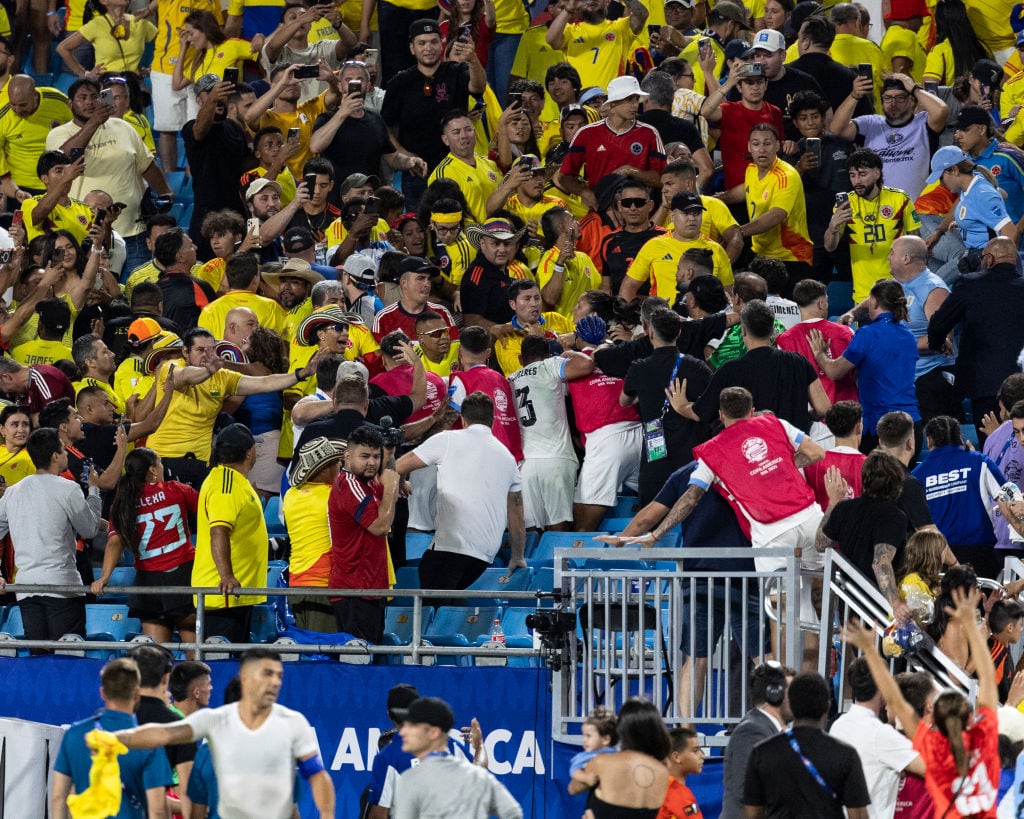 Pelea hinchas colombianos con jugadores de Uruguay en la Copa América. (Photo by Steve Limentani/ISI Photos/Getty Images)