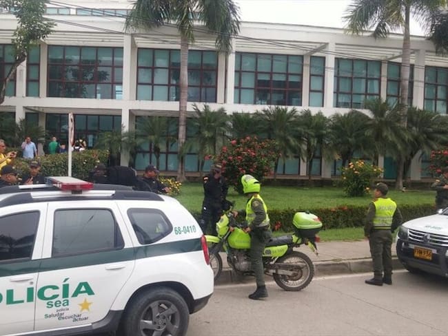 La Superintendencia de Servicios Públicos Domiciliarios en compañía de la Policía se tomaron la sede de Electricaribe.. Foto: W Radio.