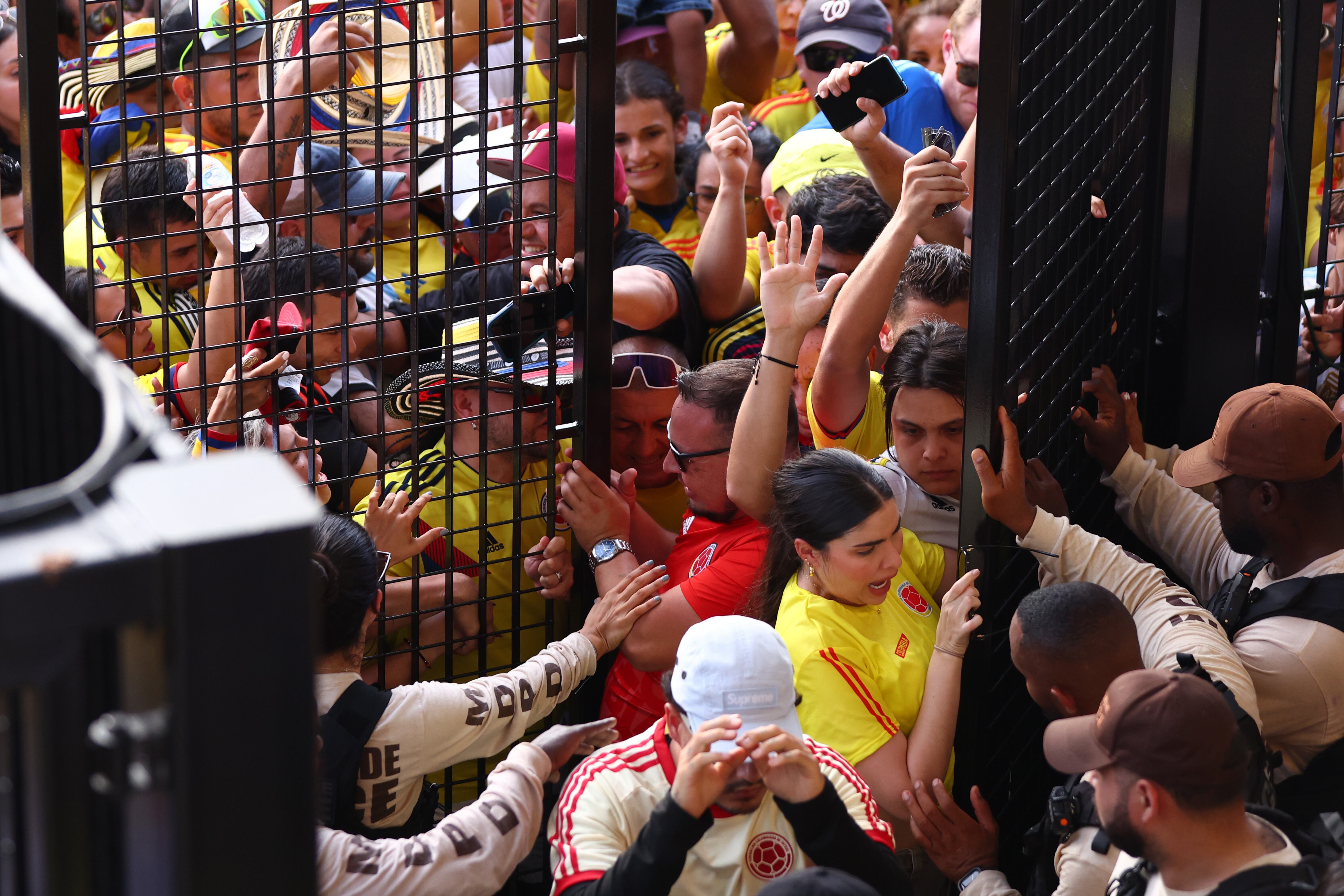 Hinchas colombianos y argentinos enfrentándose con la seguridad del Hard Rock Stadium (Foto vía Getty Images)