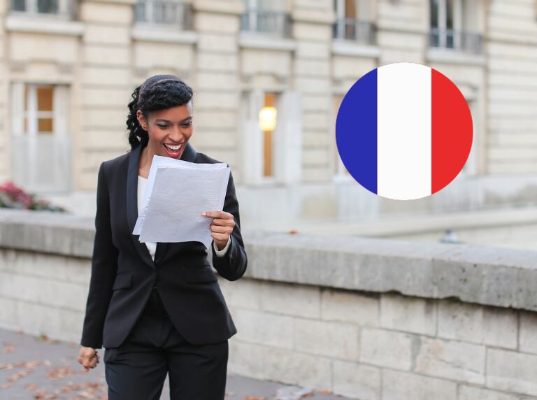 Mujer de negocios feliz, en París, Francia (Getty Images)