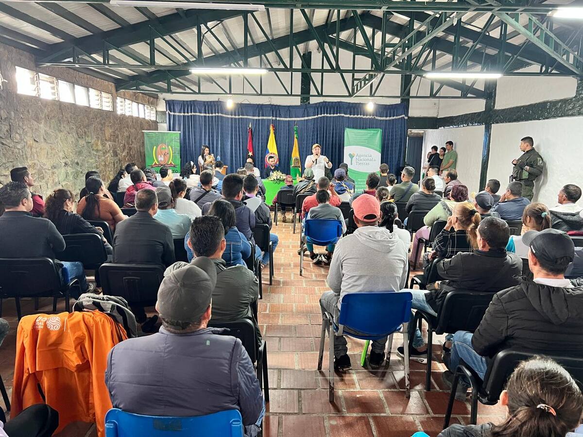 ANT entregó 41 nuevos títulos de propiedad que benefician a estudiantes en el Catatumbo