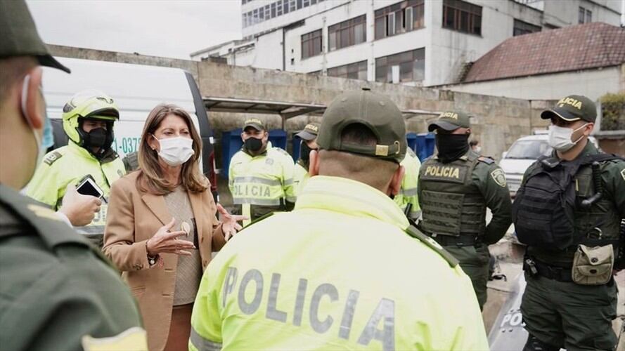 Esta visita se da en el marco de la investigación que se adelanta al interior de la institución, por la muerte del abogado Javier Ordóñez. Foto: Cortesía Vicepresidencia