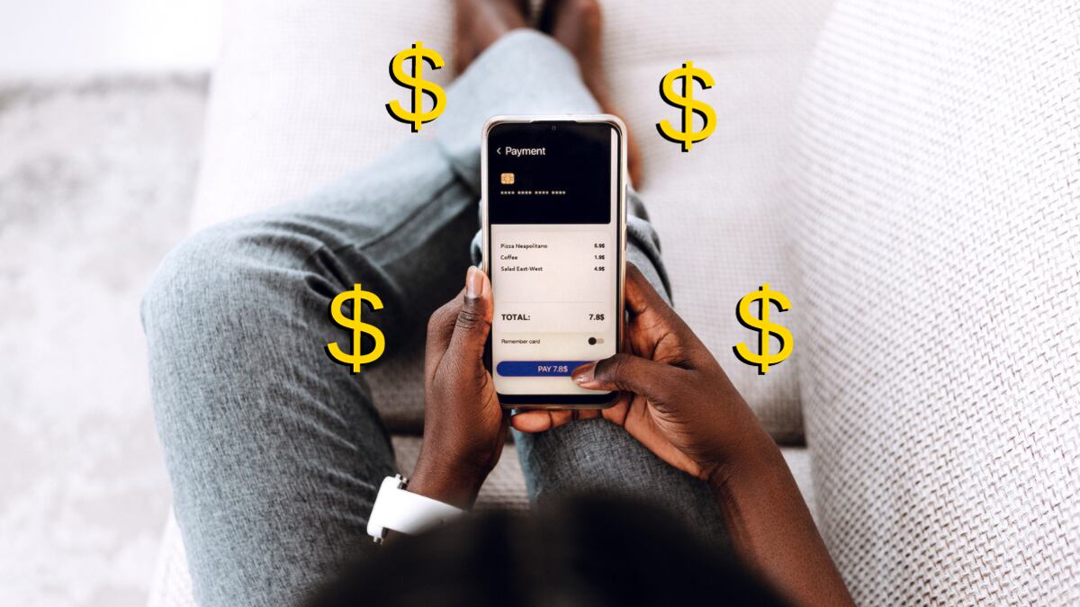 Mujer ganando dinero con el celular (Getty Images)