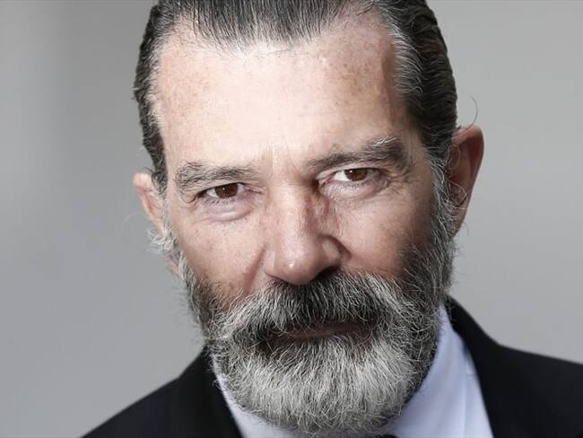 Con particular foto Antonio Banderas comparte que superó coronavirus