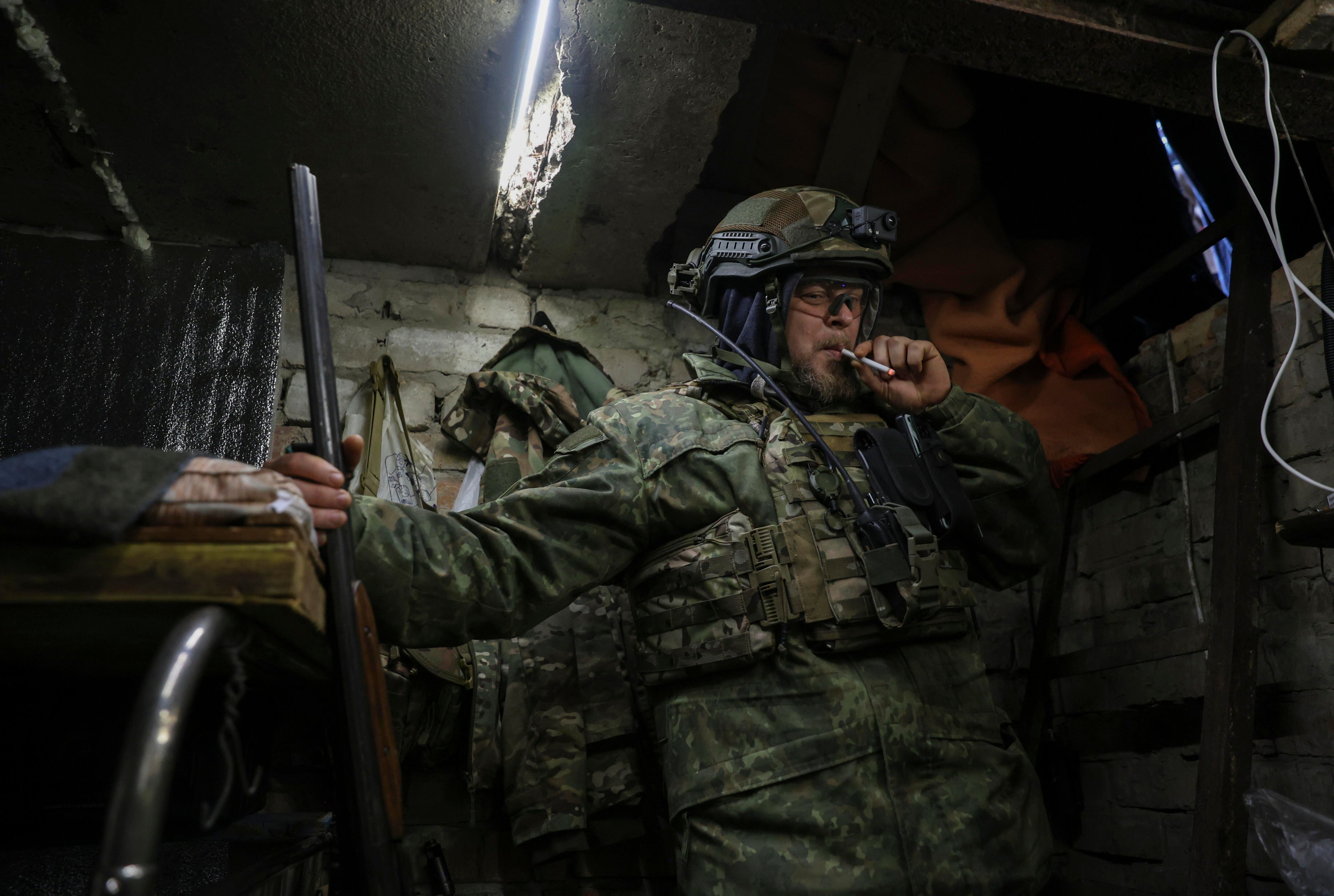 Sin revelar (Ucrania), 11/01/2025.- Un miembro de la unidad especial «Batallón de Fusiles» de la Dirección General de la Policía Nacional de Ucrania fuma mientras descansa en un refugio.