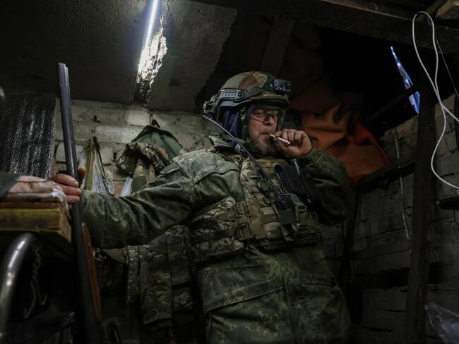 Sin revelar (Ucrania), 11/01/2025.- Un miembro de la unidad especial «Batallón de Fusiles» de la Dirección General de la Policía Nacional de Ucrania fuma mientras descansa en un refugio.