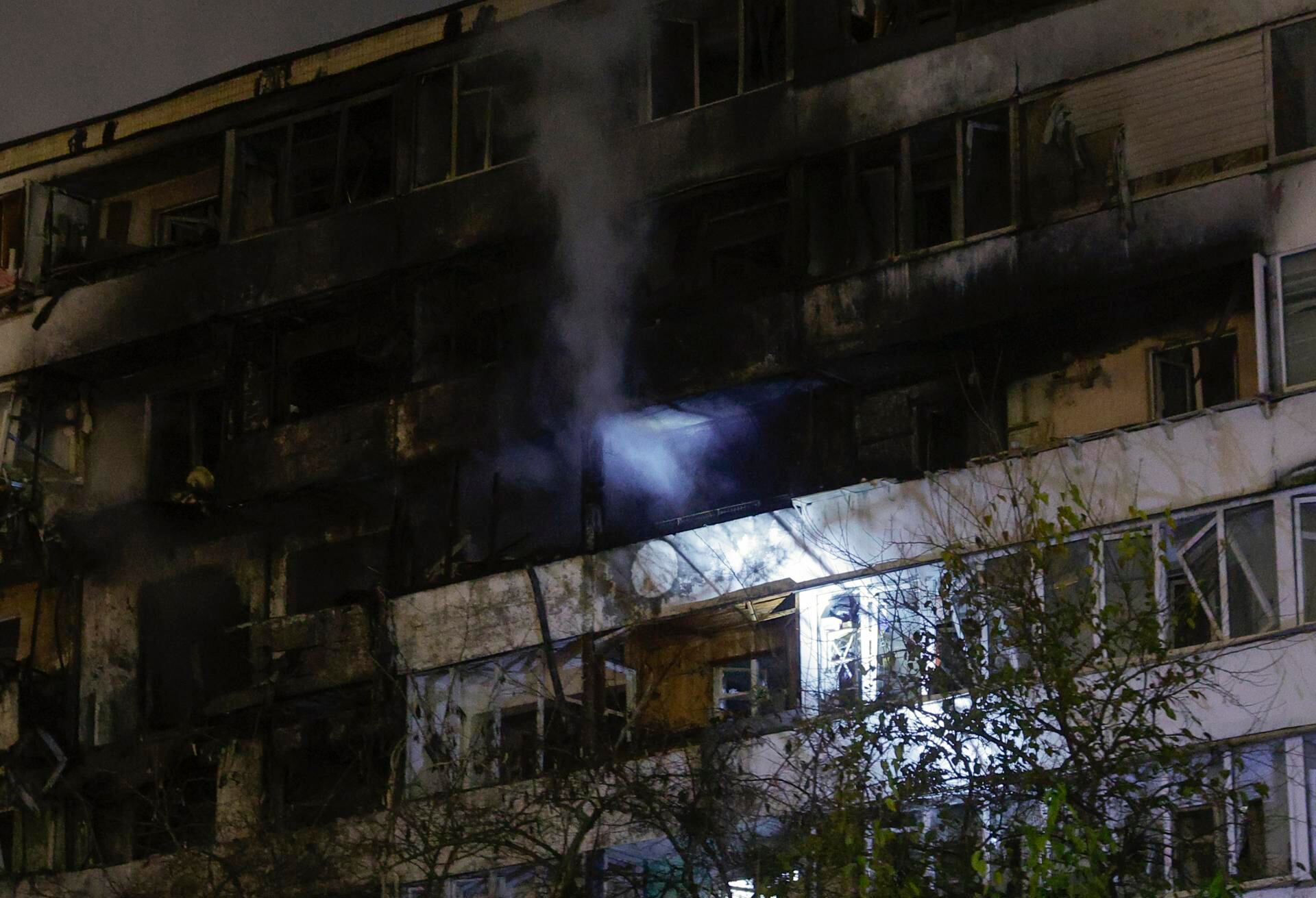 KYIV (Ukraine), 25/11/2025.- The site of a Russian strike on a nine-storey residential building in Kyiv, Ukraine, 25 November 2025, amid the Russian invasion. At least six people were killed and dozens of others injured, including two children, in an overnight combined Russian attack on Kyiv, according to the State Emergency Service report. (Rusia, Ucrania, Kiev) EFE/EPA/SERGEY KOZLOV