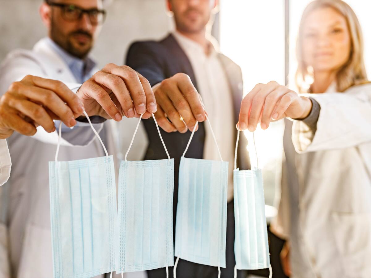 Empresarios celebran eliminar el uso del tapabocas pues impulsará la recuperación, pero piden quitarlo de colegios