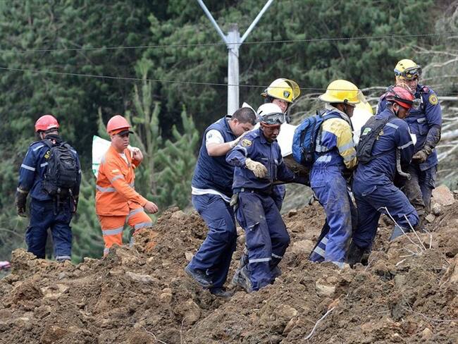 La cifra de muertos a causa de un derrumbe ocurrido en el sector de El Cabuyal, de la vía Medellín-Bogotá ascendió a seis. Foto: Agencia EFE/Mauricio Parodi