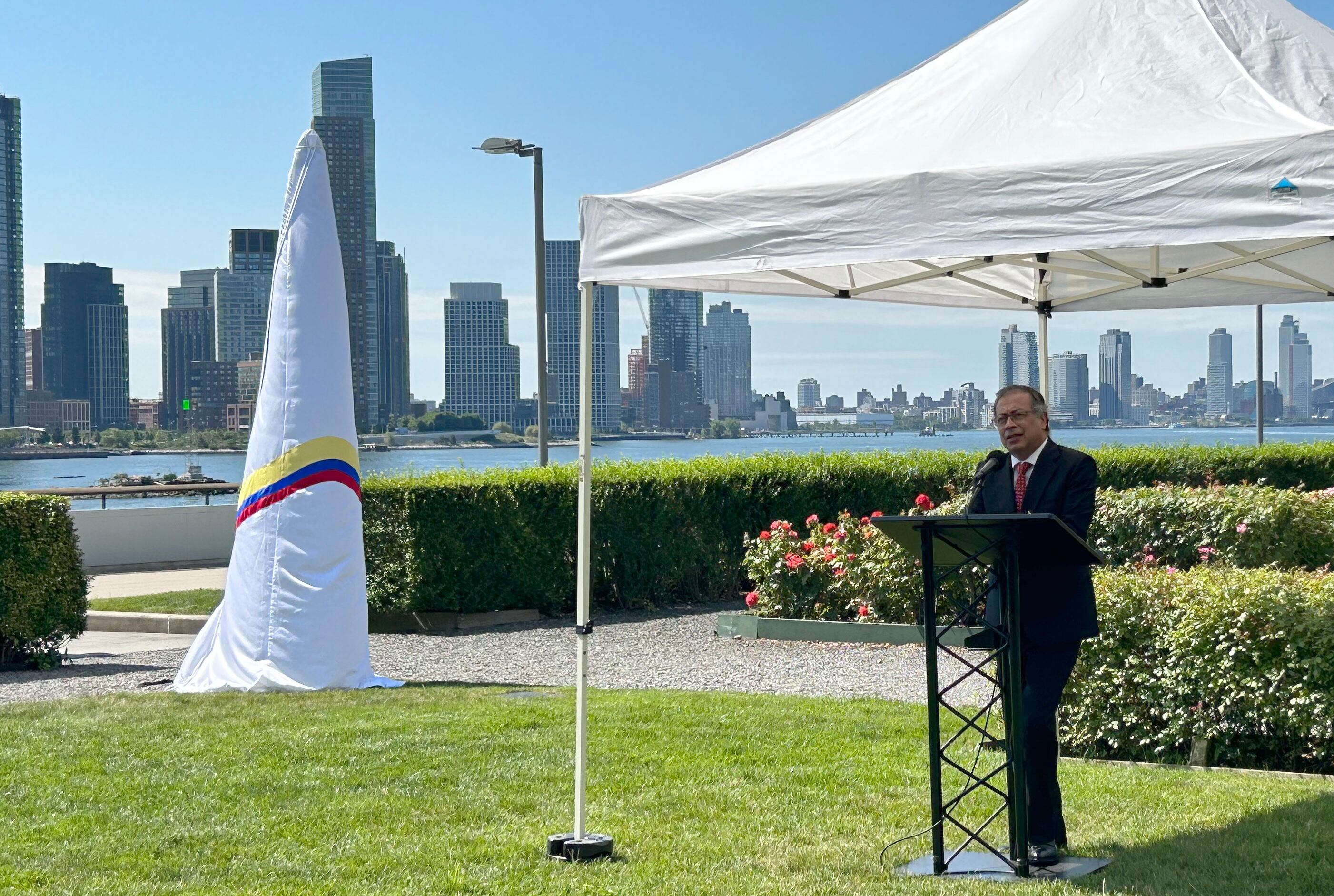 El presidente Gustavo Petro habla durante la inauguración del monumento Kusikawsay este jueves en Nueva York (EE.UU.). La obra fue elaborada con el metal fundido de 1,4 toneladas de munición que Naciones Unidas recibió durante la dejación de armas. EFE/Javier Otazu