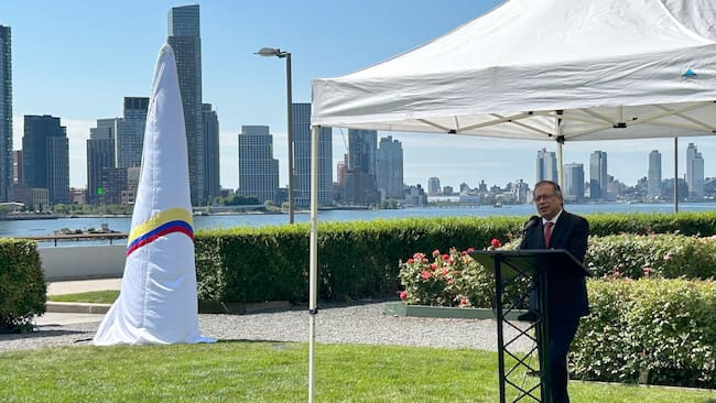 AME1083. NUEVA YORK (ESTADOS UNIDOS), 11/07/2024.- El presidente de Colombia, Gustavo Petro, habla durante la inauguración del monumento Kusikawsay este jueves en Nueva York (EE.UU.). La obra que hoy inaugura el presidente Petro fue elaborada con el metal fundido de 1,4 toneladas de munición que Naciones Unidas recibió durante la dejación de armas. EFE/Javier Otazu /MÁXIMA CALIDAD DISPONIBLE