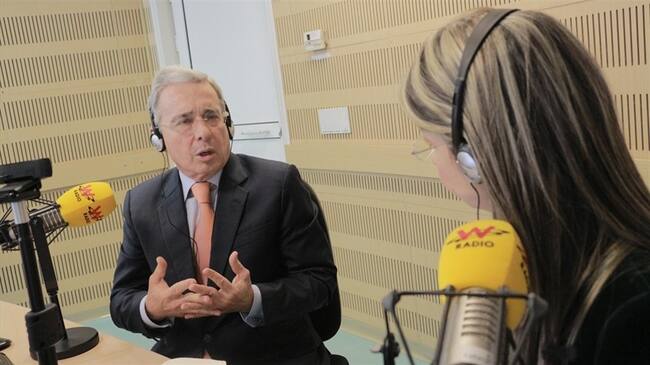 Álvaro Uribe con Vicky Dávila