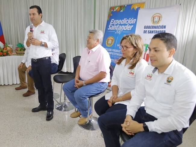 Ana de Dios Tarazona fue capturada luego de un acto de entrega de tabletas al que asistía también el gobernador Didier Tavera. Foto: Gobernación de Santander