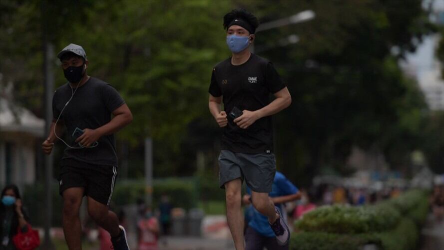 Pulmón de un hombre habría colapsado por correr con tapabocas. Foto: Getty Images