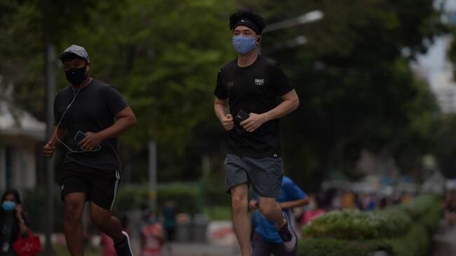 Pulmón de un hombre habría colapsado por correr con tapabocas. Foto: Getty Images