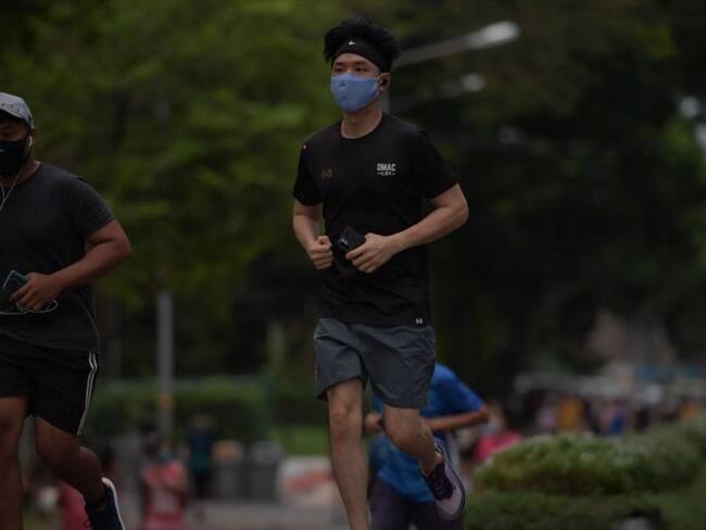 Pulmón de un hombre habría colapsado por correr con tapabocas. Foto: Getty Images