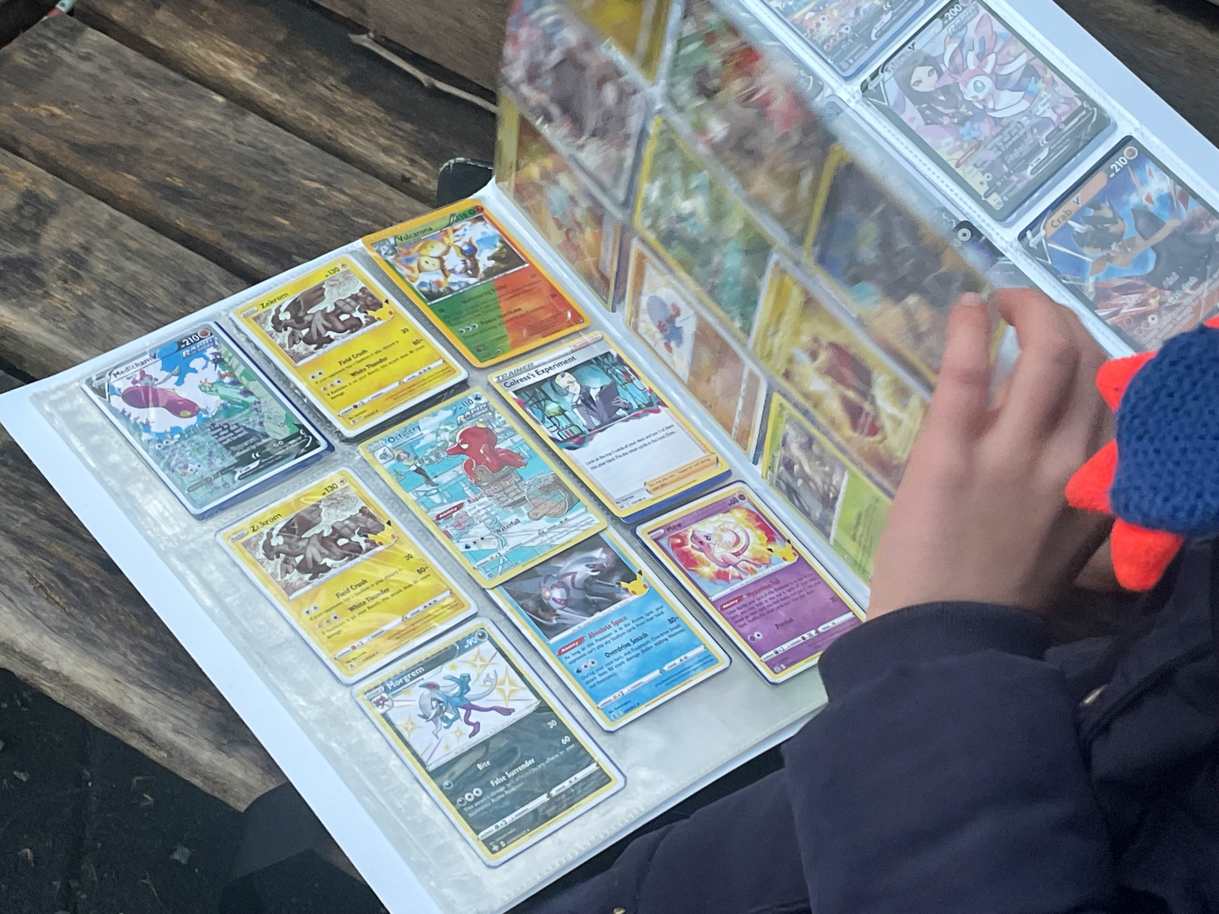 23 de enero de 2023, Berlín: Un niño hojea su álbum de recortes de cartas de Pokémon. (Stefanie Rex/picture alliance vía Getty Images)