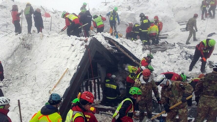 Se aumentó la cantidad de presuntos atrapados dentro del hotel, de 23 a 24, dijeron funcionarios. Foto: Associated Press - AP