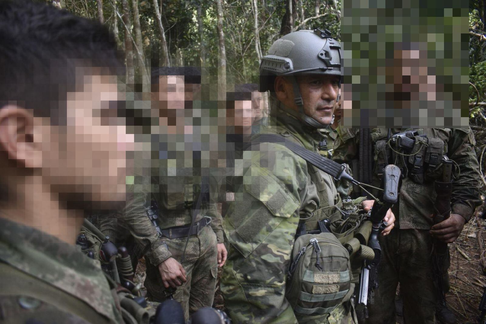 El general Pedro Sánchez, designado por el presidfente Gustavo Petro, junto a miembros de las Fuerzas Militares. (Cortesía)