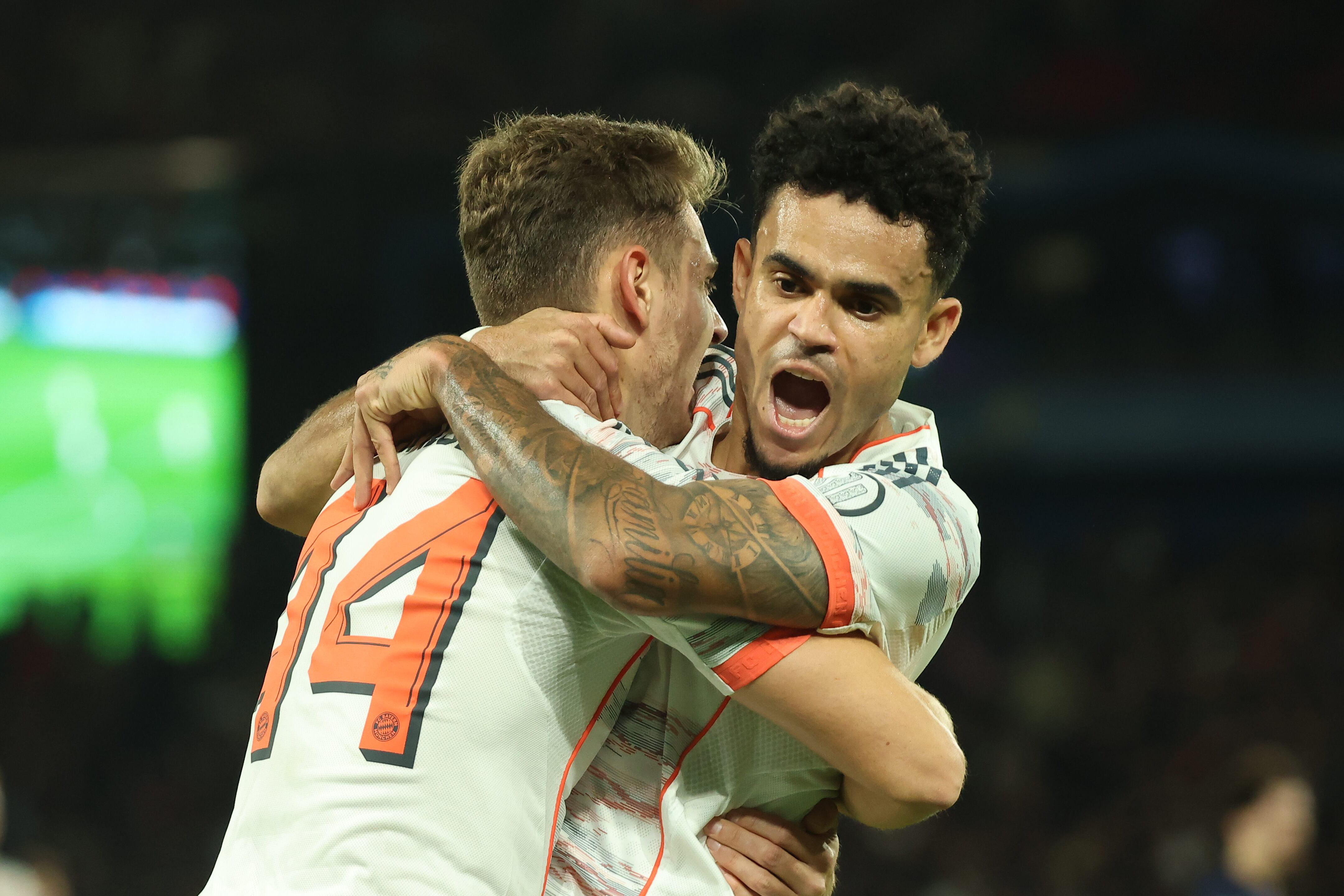 Luis Díaz y Josip Stanisic del Bayern Múnich celebran el segundo gol del Bayern. FOTO: Tnani Badreddine/Getty Images