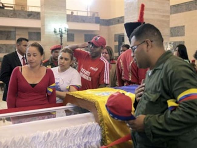 De militar y con boina roja, venezolanos ven a Chávez &quot;tal y como era&quot;