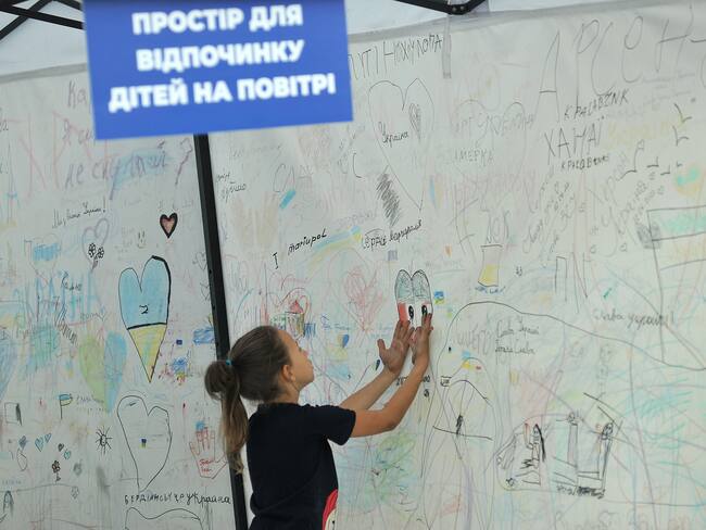 Una niña ucraniana en el centro de acogida IDP, en Zaporiyia, Ucrania. (Photo credit Albert Koshelev/ Ukrinform/Future Publishing via Getty Images)